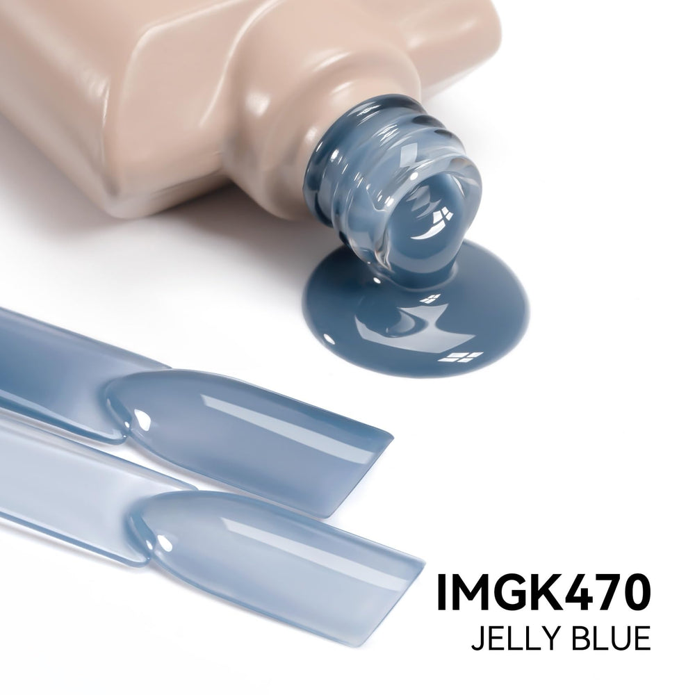 Application rapide du vernis jelly bleu navy sur les ongles.