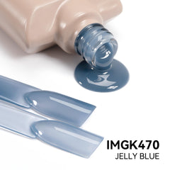 Application rapide du vernis jelly bleu navy sur les ongles.
