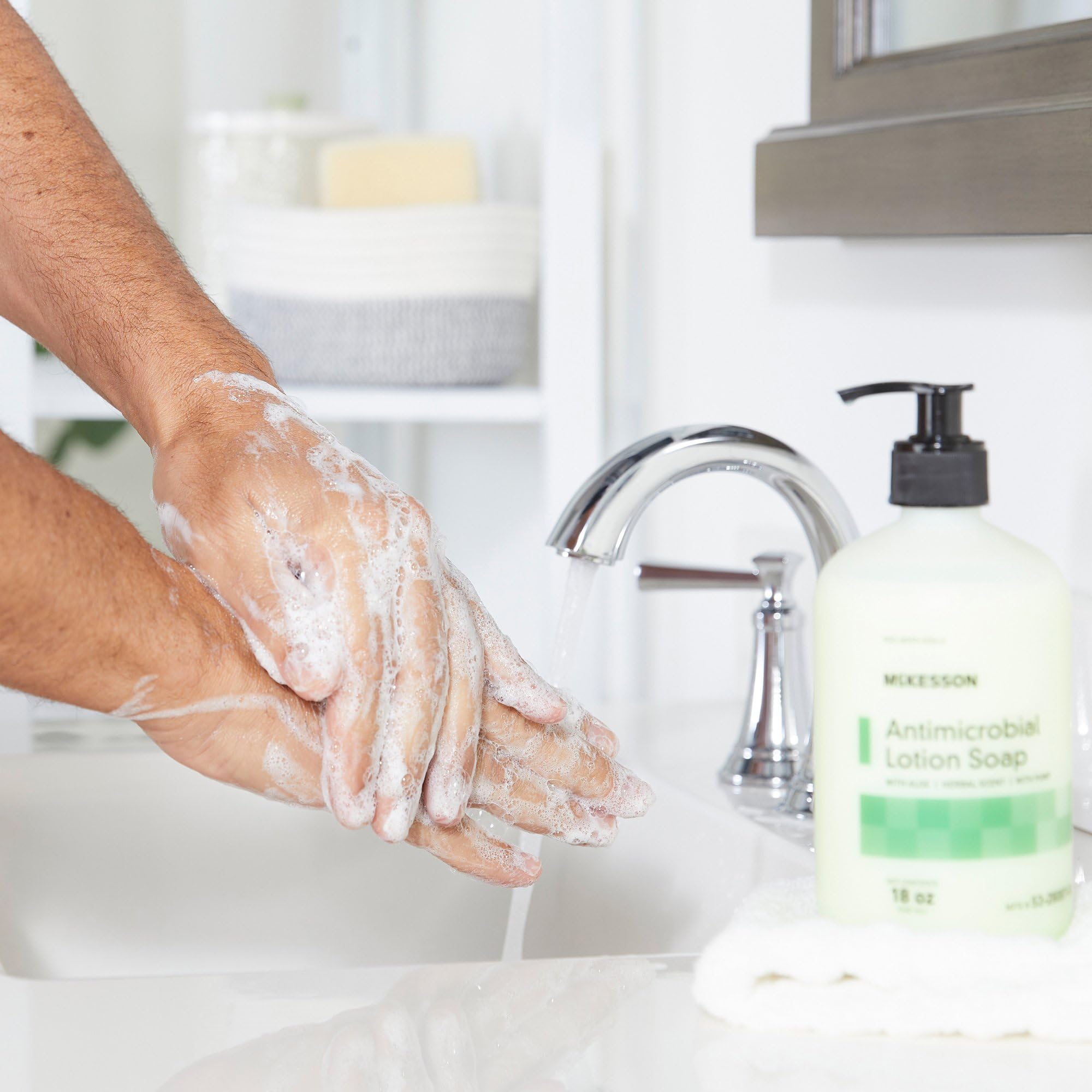McKesson Lotion mains Aloe, idéale pour usage domestique et en milieu professionnel.