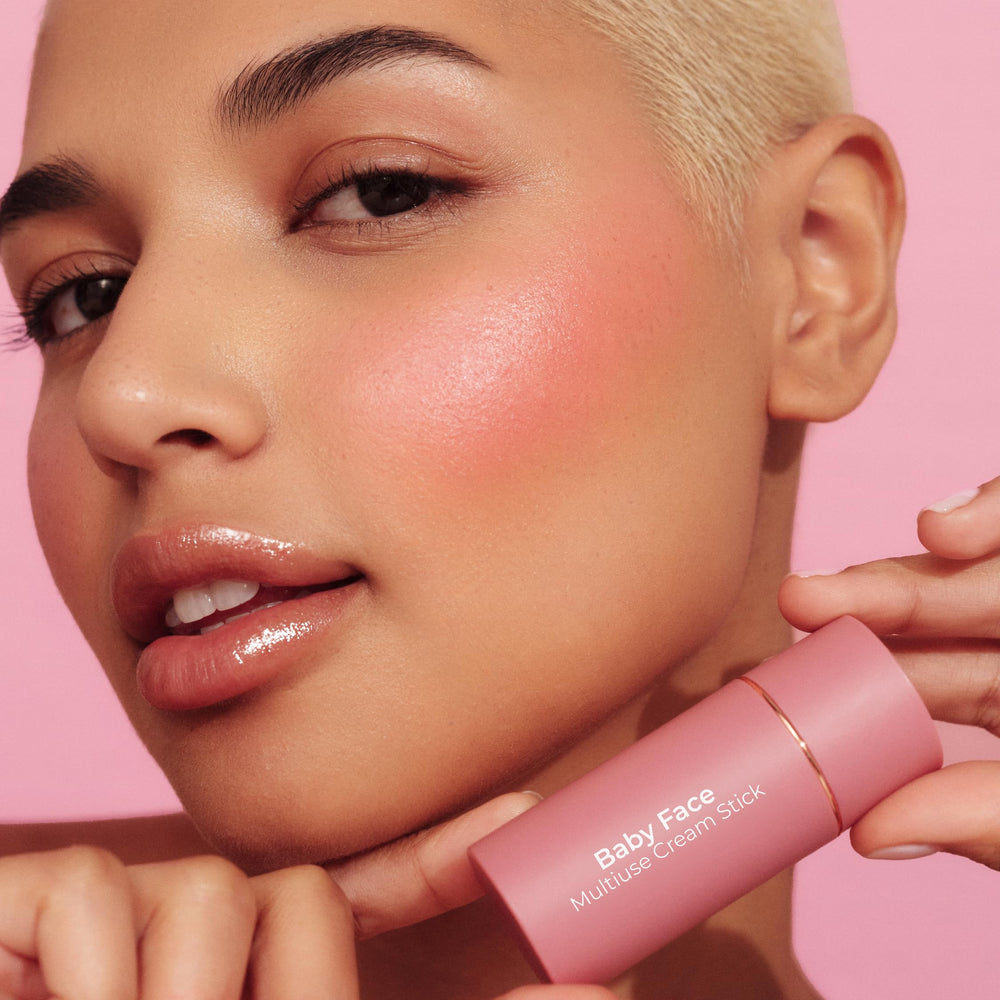 MCoBeauty Baby Face Stick offre une couleur modulable pour un rendu naturel.
