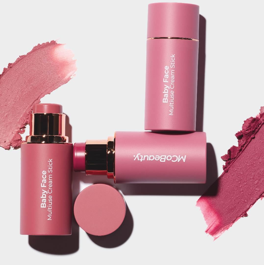 MCoBeauty Baby Face Stick sur les joues offre une couleur modulable pour un teint frais.