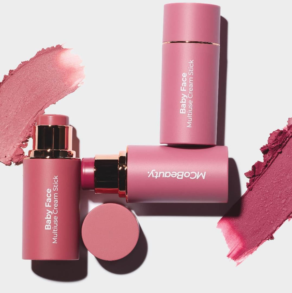 MCoBeauty Baby Face Stick sur les joues offre une couleur modulable pour un teint frais.