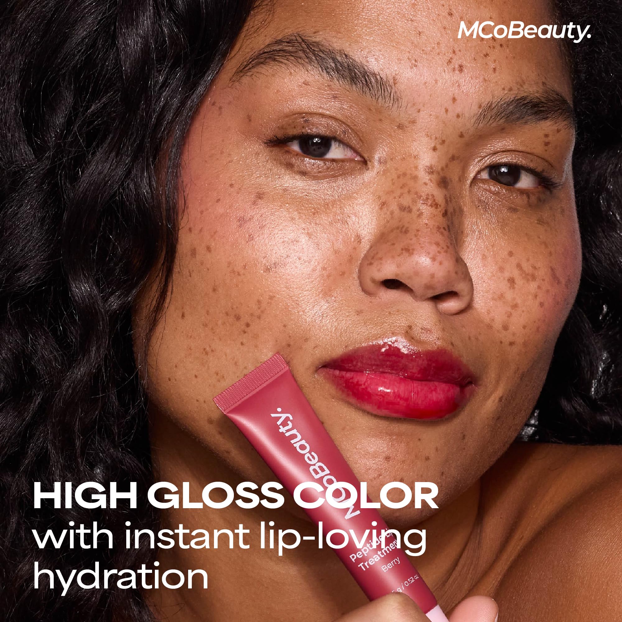MCoBeauty Peptide Lip Treatment Vanilla Brulee, applicateur illustrant usage portable.