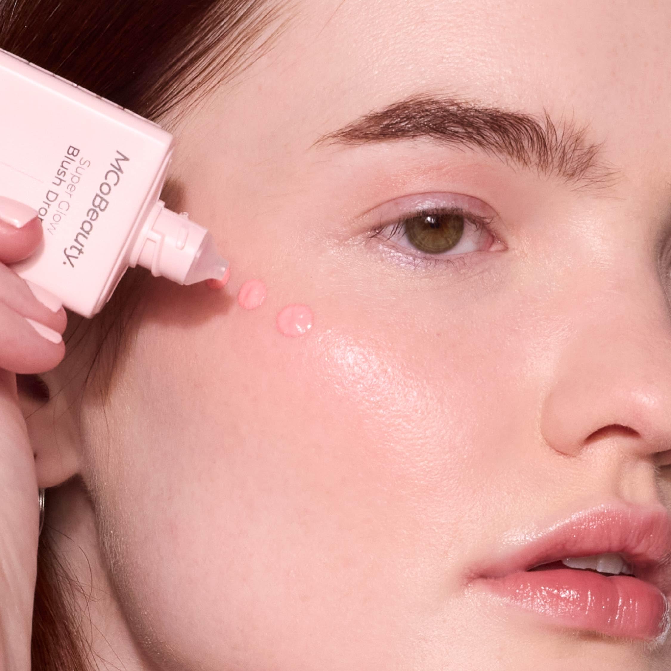 Swatch sur les joues montrant une teinte rosée légère et lumineuse.
