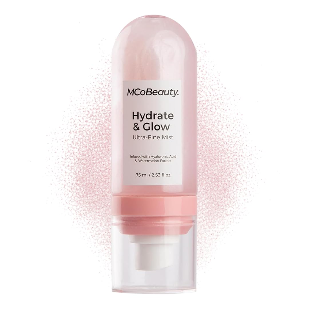 MCoBeauty Hydrate & Glow brume fine pour un éclat frais sur le visage.