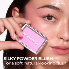 MCoBeauty Glow Up pH Blush finition soyeuse pour un rendu velouté.