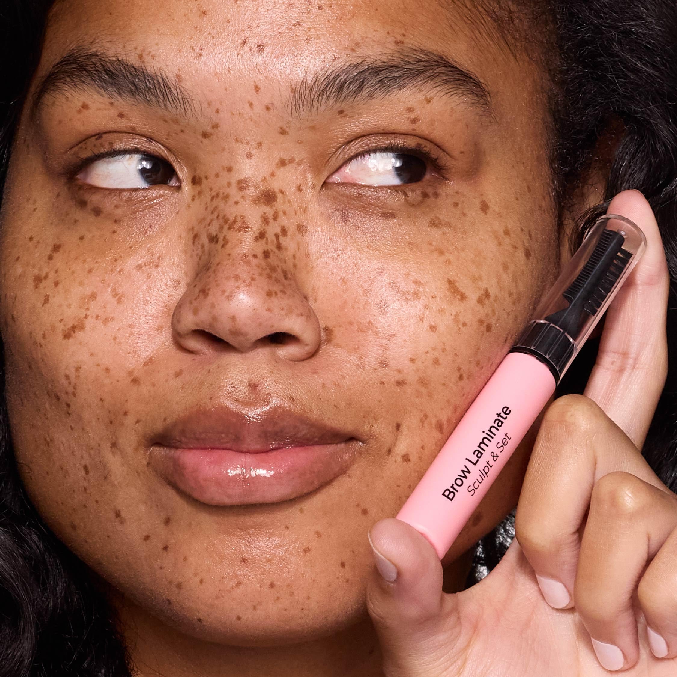 MCoBeauty Outil double-face pour sculpter les sourcils avec précision.