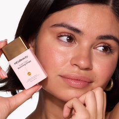 MCoBeauty Super Glow Bronzing Drops — mélange avec crème pour hydratation et brillance légère.