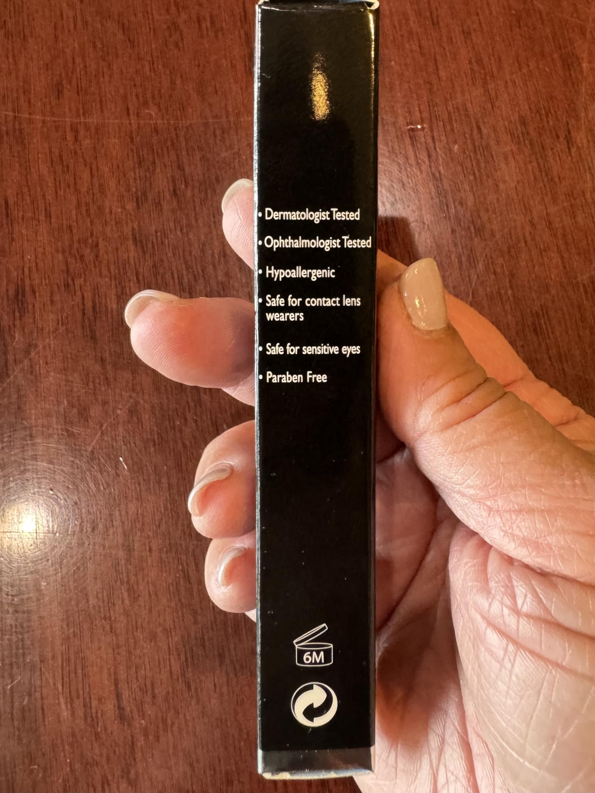 Sérum nourrissant pour des cils plus sains et hydratés.