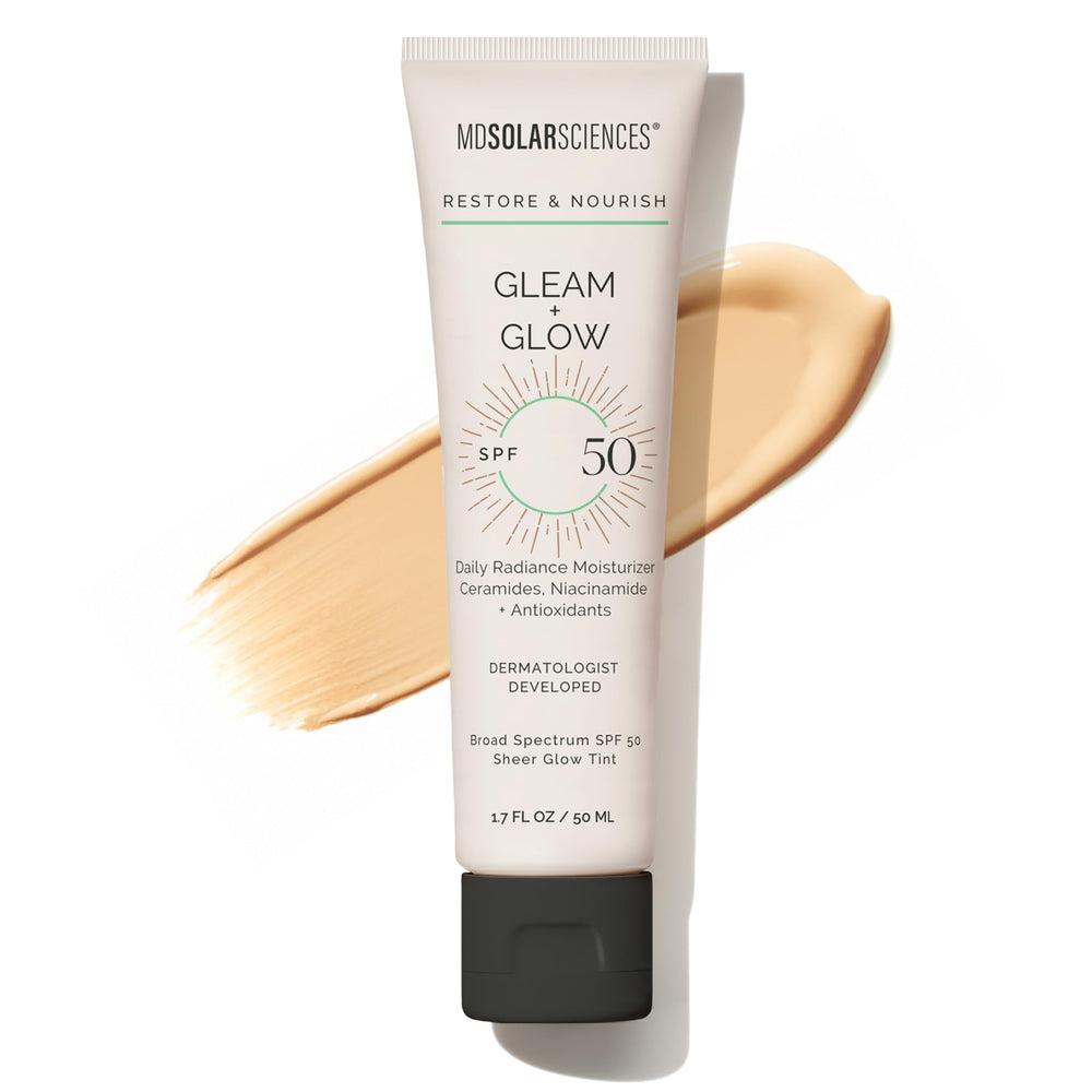 MDSolarSciences Gleam et Glow SPF50 avec teinte subtile pour un éclat naturel.