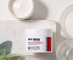 Application facile de MEDI-PEEL Naite Thread Neck Cream sur le cou pour lisser les ridules.