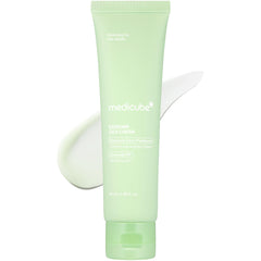 Medicube Exosome Cica Tea Tree Crème dans flacon, application douce.