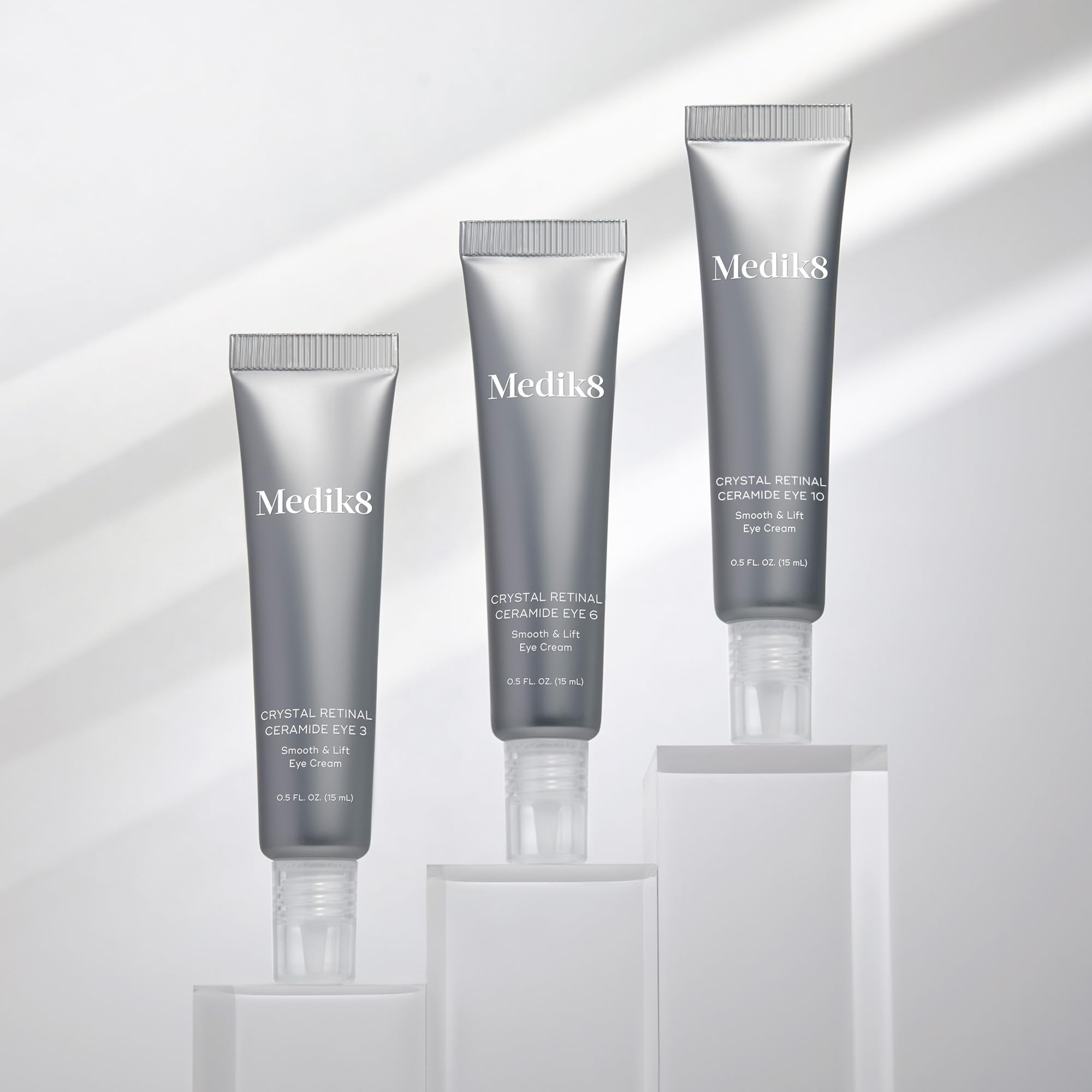 Medik8 Crystal Retinal Ceramide Eye 6 démontrant l’utilisation quotidienne et le soin délicat.
