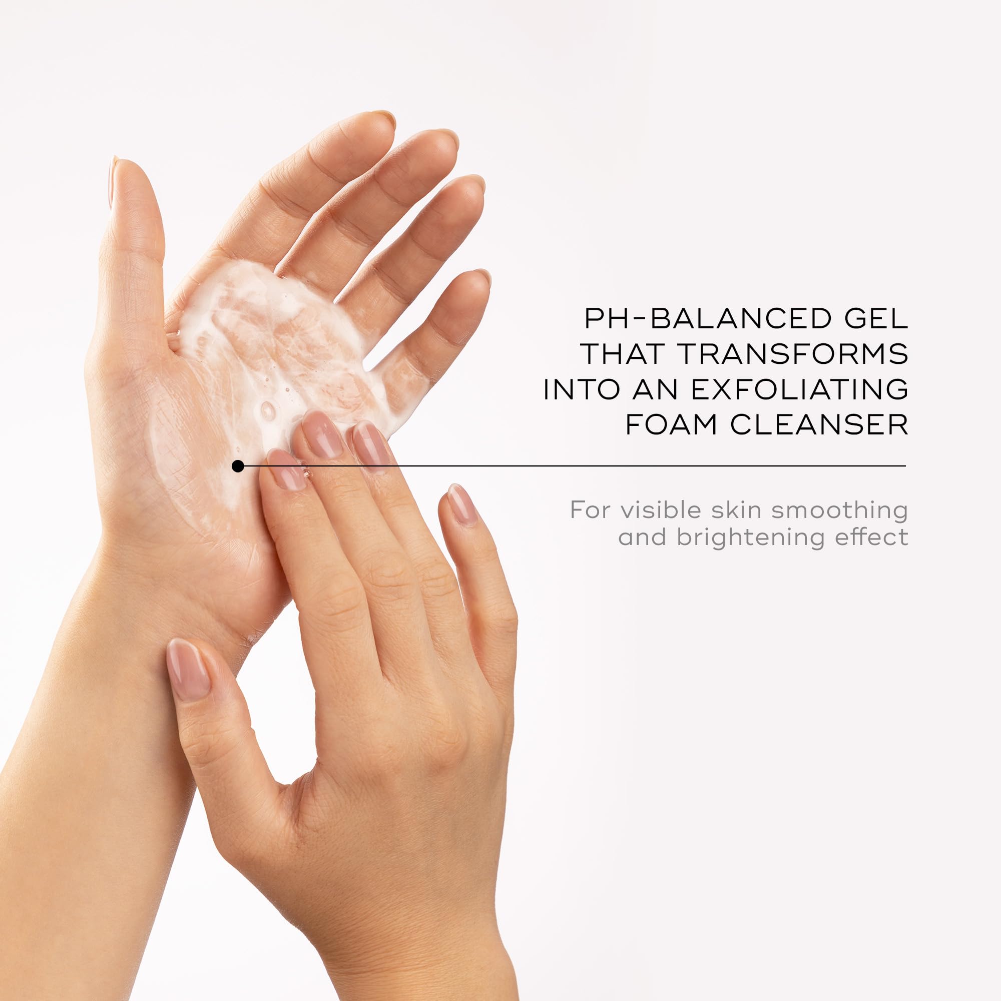 Medik8 Surface Radiance Cleanse, extraits mangosteen et raspberry, parfum frais et tonifiant.
