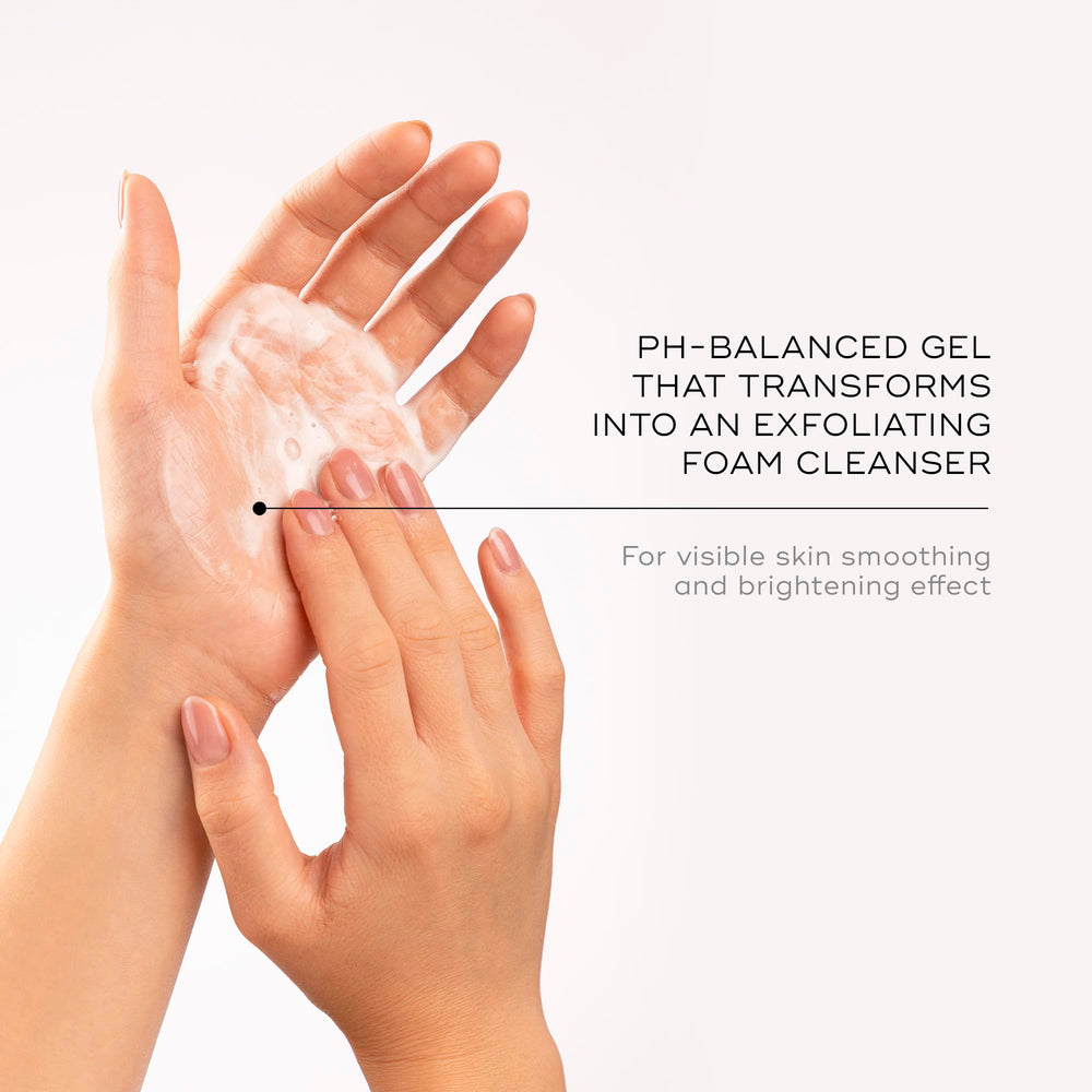 Medik8 Surface Radiance Cleanse, extraits mangosteen et raspberry, parfum frais et tonifiant.