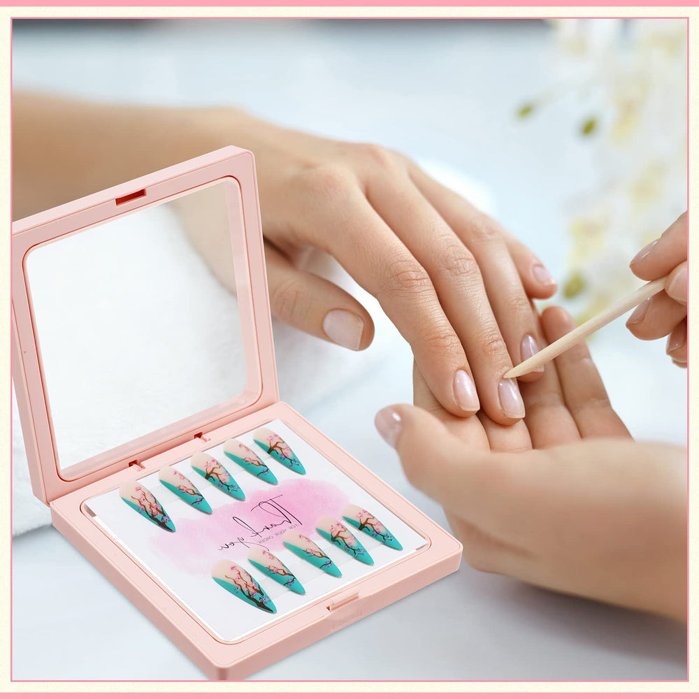 Meekoo packaging transparent met en valeur les ongles et facilite le choix.