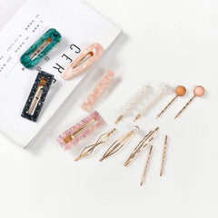 Barrettes geometriques creuses dorees Mehayi apportent une touche chic.