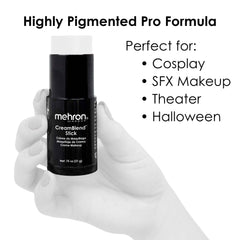 Application douce du Mehron CreamBlend Stick sur le visage.