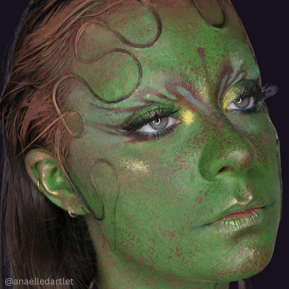 Utilisation précise avec éponge et pinceau sur Mehron Liquid Makeup.