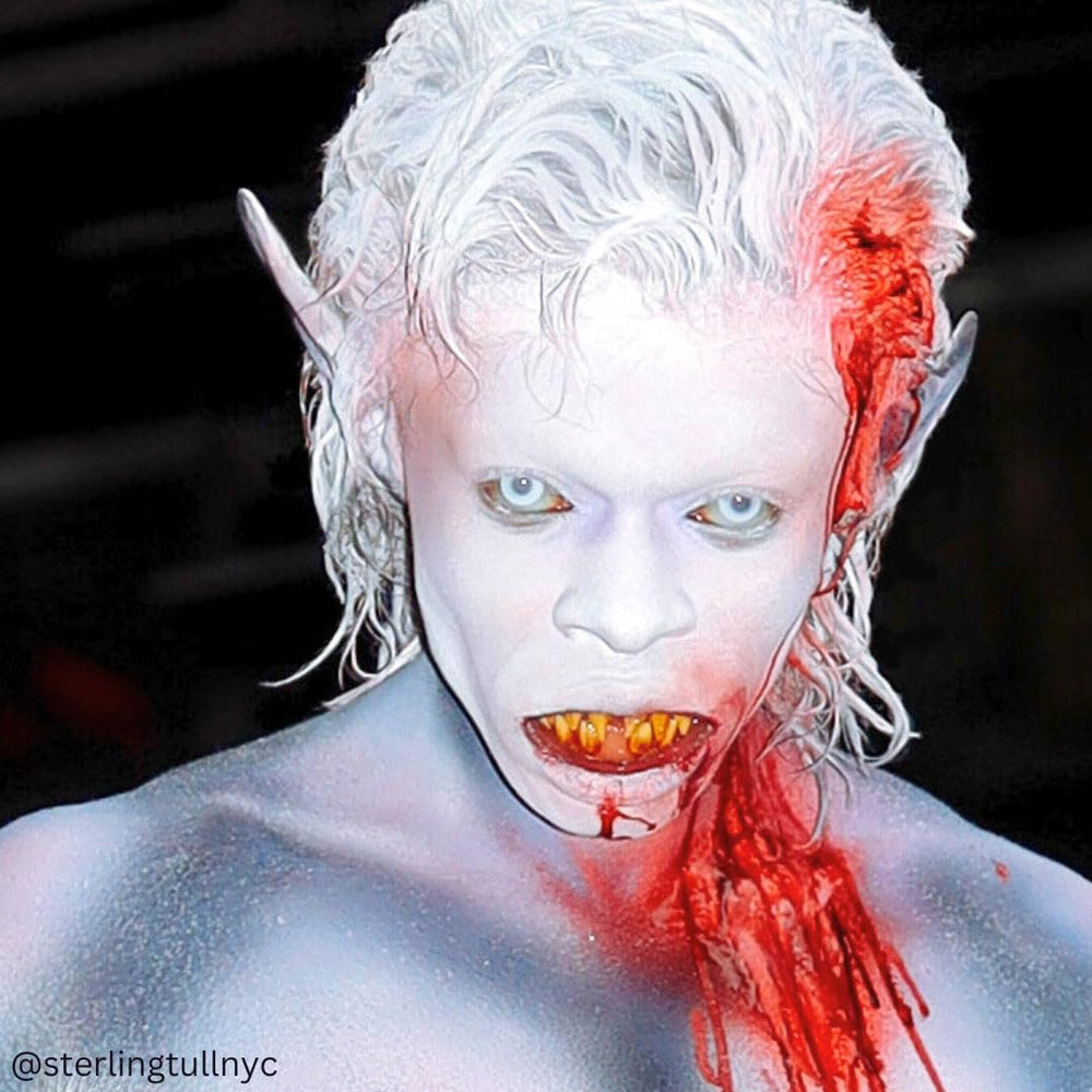 Effet UV et glow avec Mehron Liquid Makeup sous lumière noire.