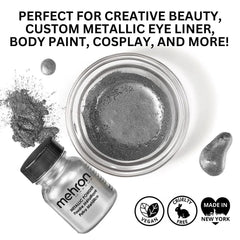 Mehron Poudre Métallique Chrome transformée en eyeliner métallique net et éclatant.