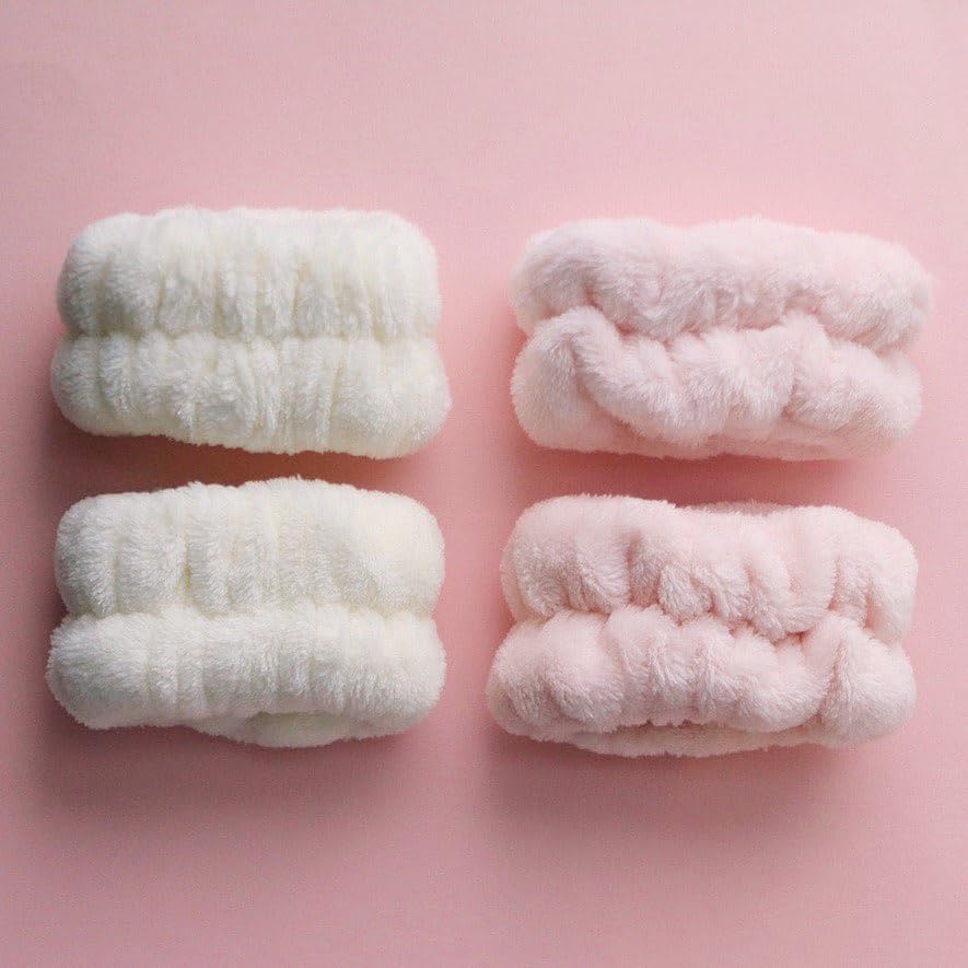 Mei Apothecary poignets absorbants en blanc pour essuyer l’eau lors du soin.