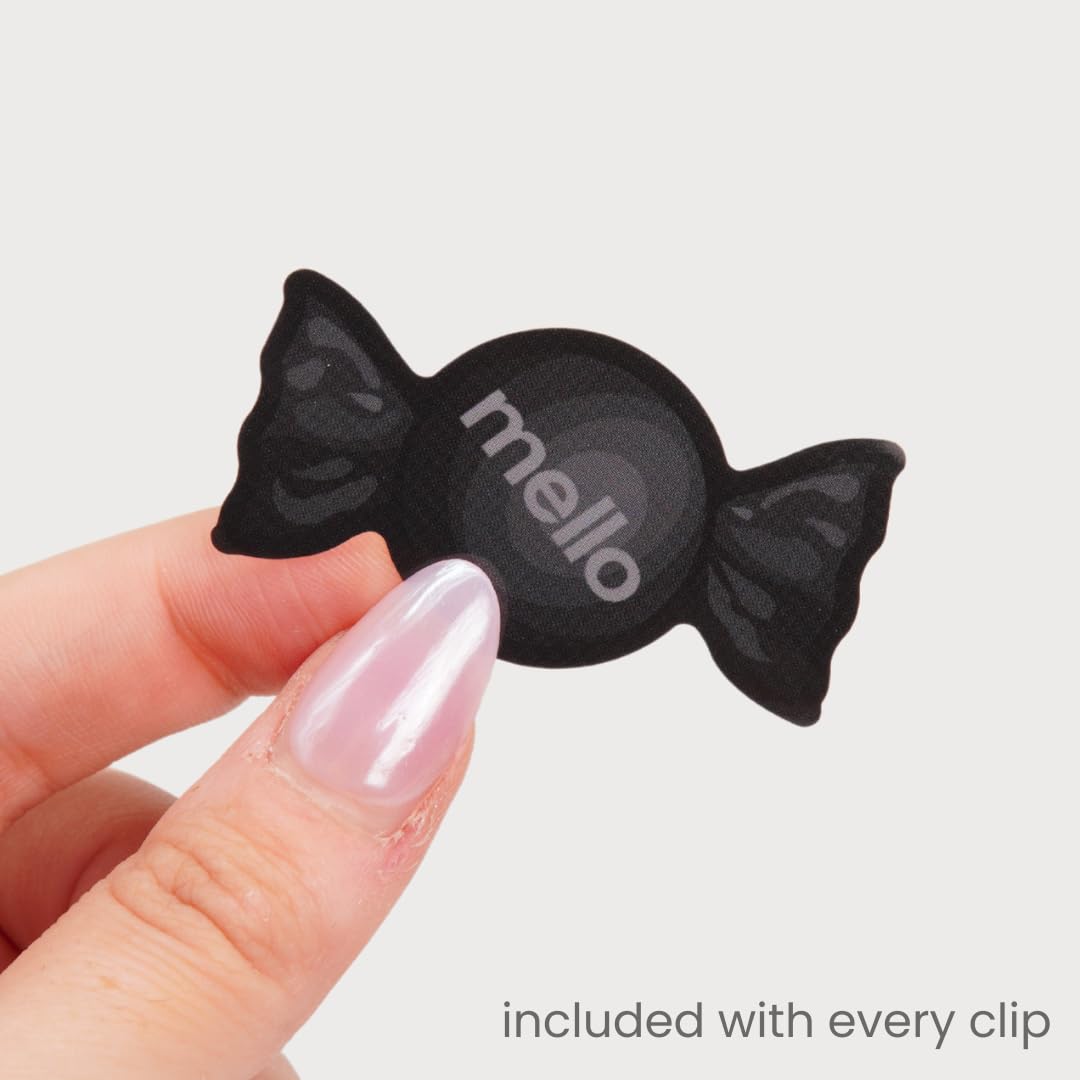 Noir discret: Mello Squishy s’adapte à tous les styles.
