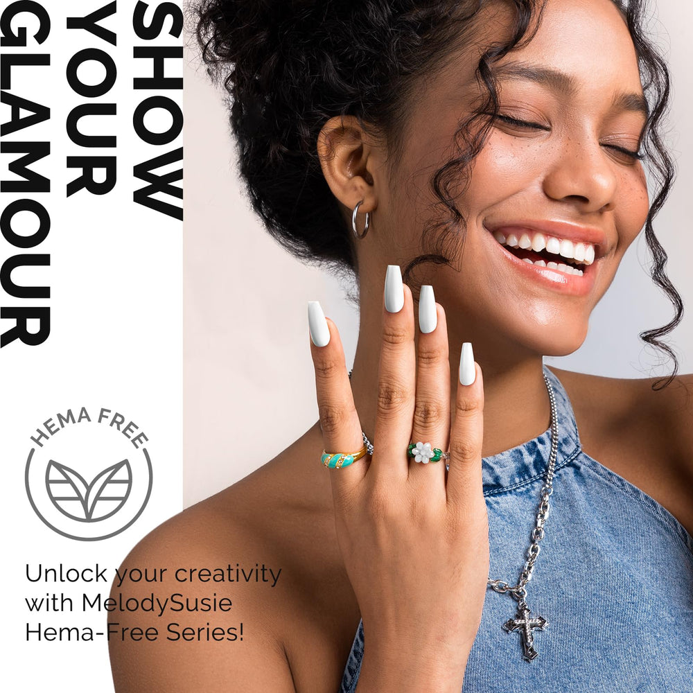 MelodySusie Fini brillant et longue durée sur ongles soignés.