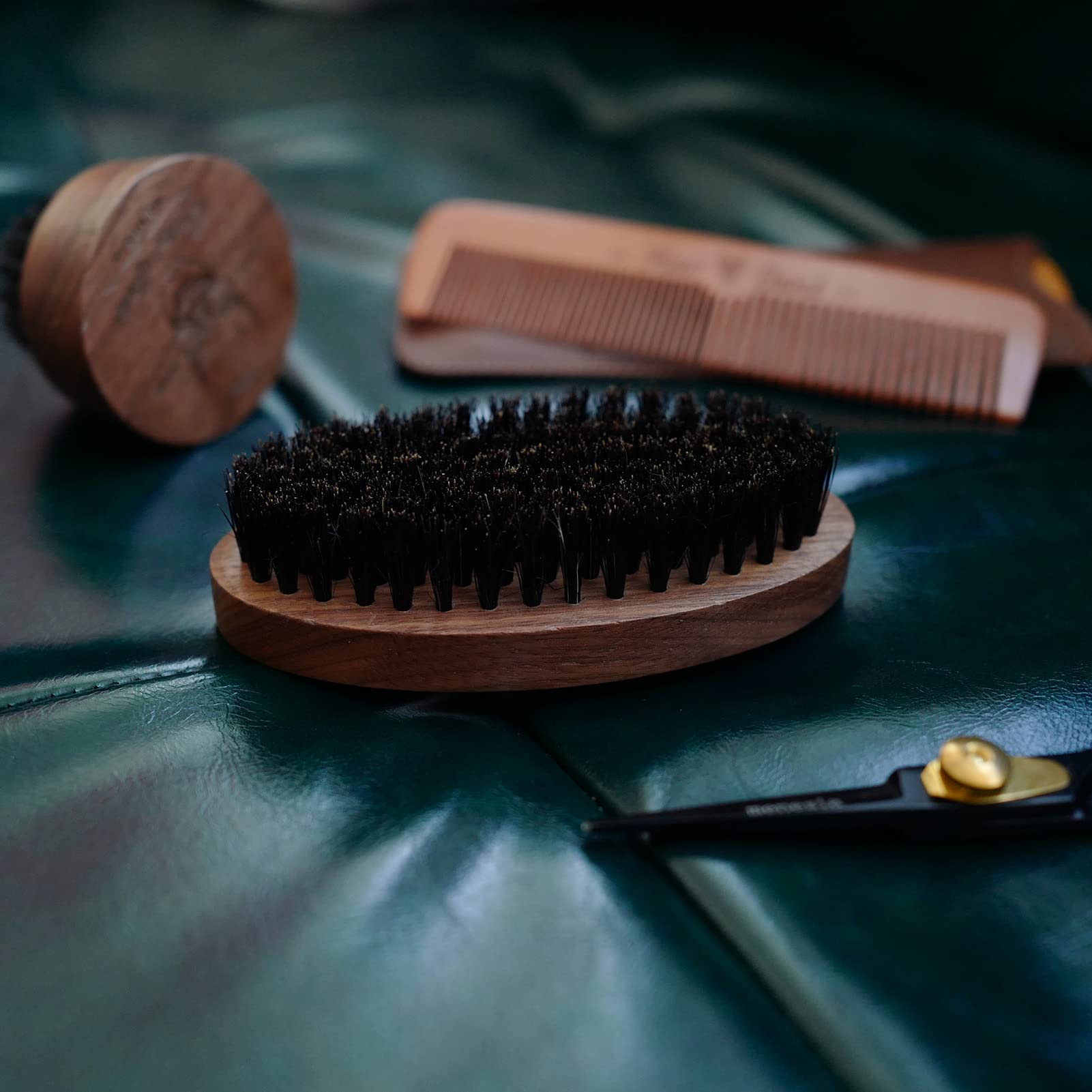 Pour homme avec barbe moyenne à épaisse, brosse barbe Menesia efficace.