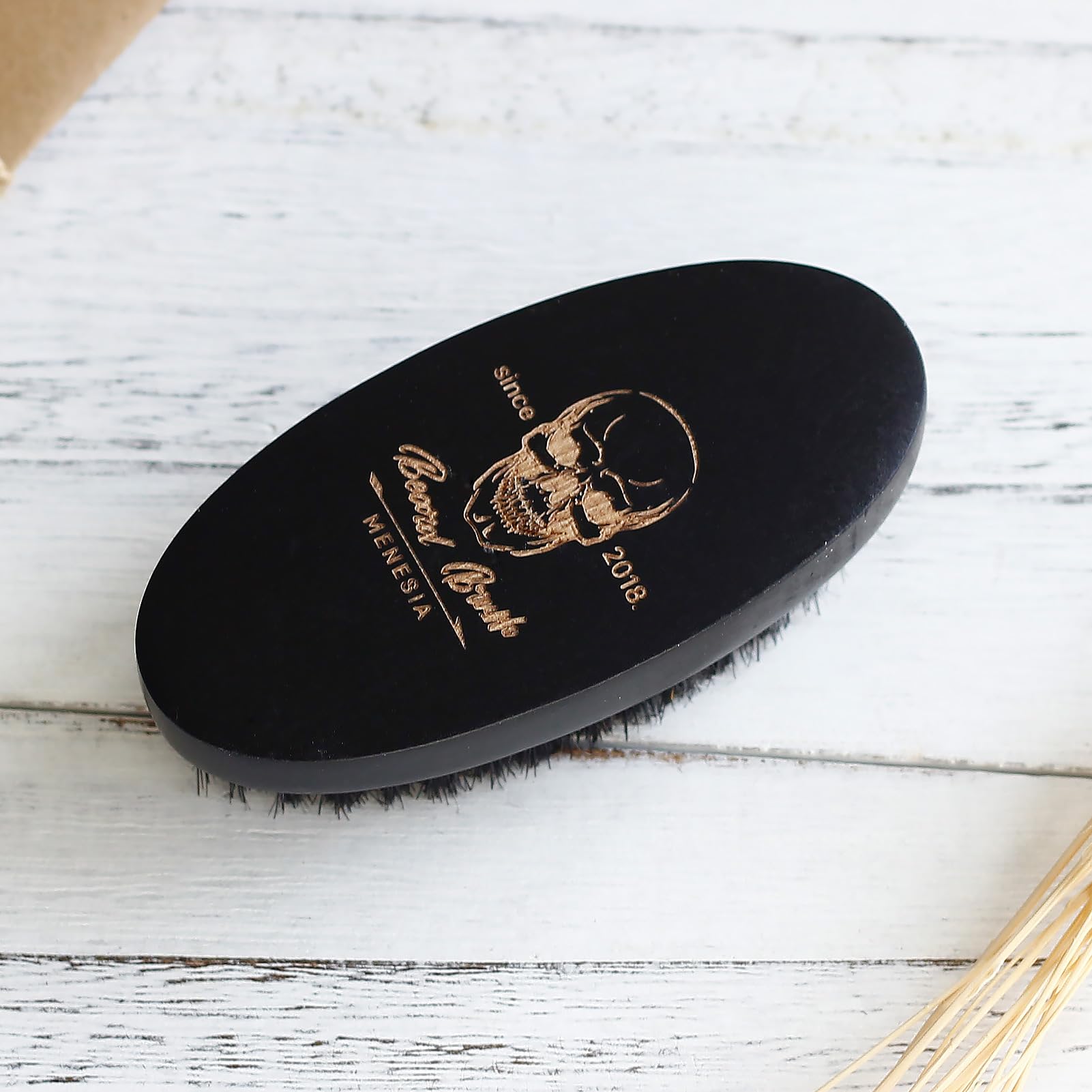 Brosse Menesia barbe usage quotidien et mobilité facile.