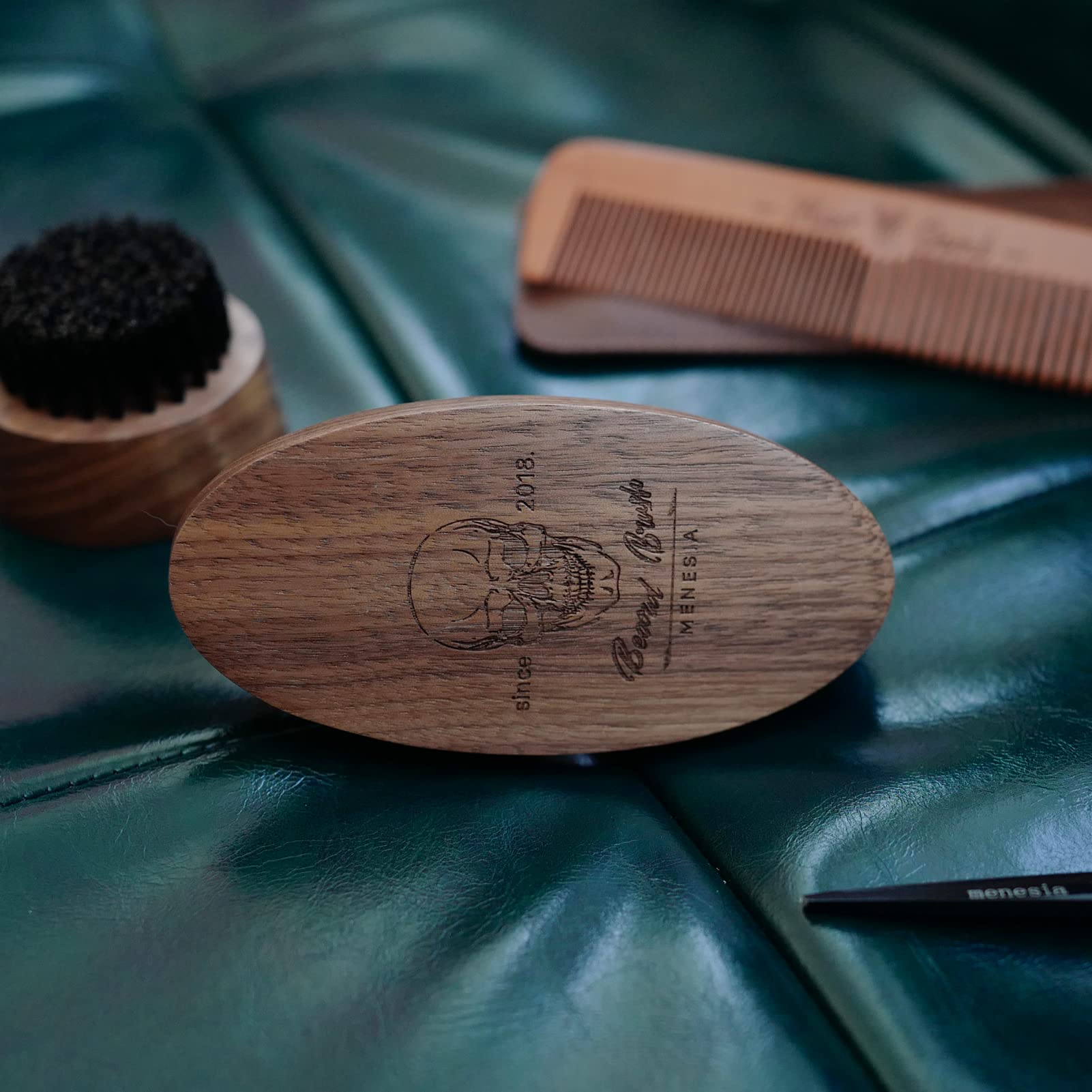 Nettoyage rapide et soin quotidien: brosse barbe Menesia en bois noble.