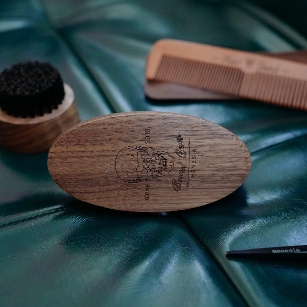 Nettoyage rapide et soin quotidien: brosse barbe Menesia en bois noble.