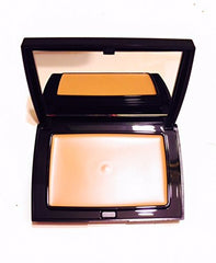 Merle Norman Total Finish Compact en teinte Medium Deep Neutral, couvrance durable et fini modulable.