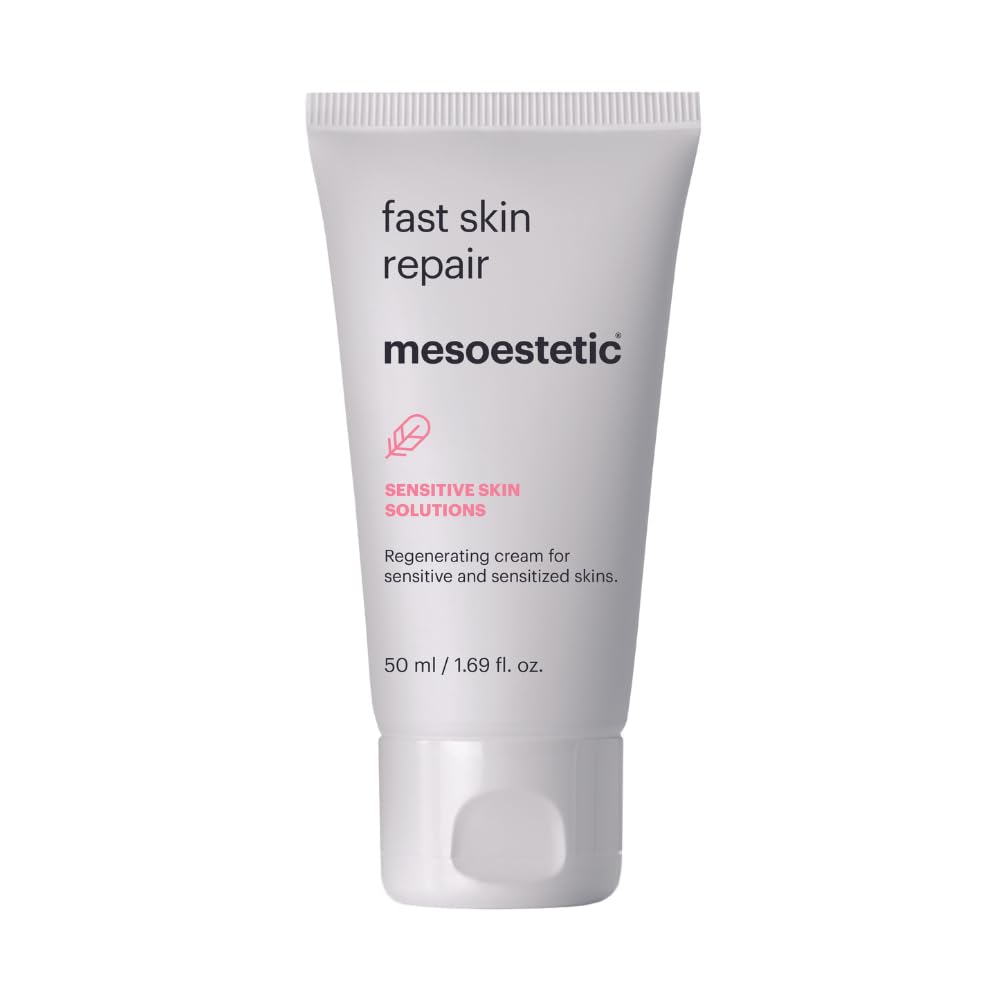 Crème réparatrice Mesoestetic après procédure, montre une texture favorisant récupération douce.