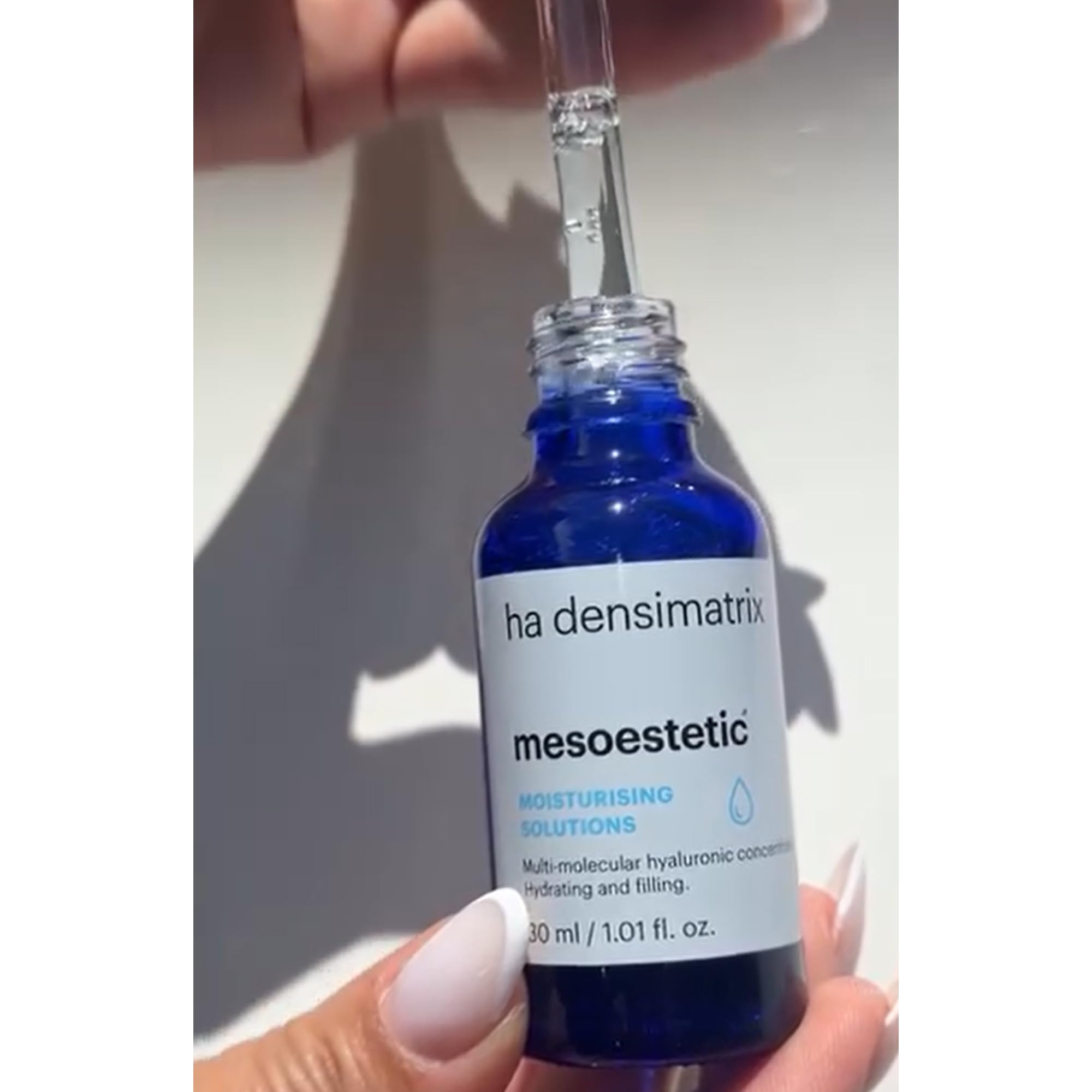 La peau peut sembler repulpée après l’application du Mesoestetic HA Densimatrix Concentrate.
