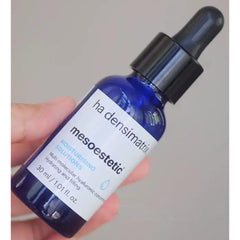 La texture fluide offre une absorption rapide sur la peau.