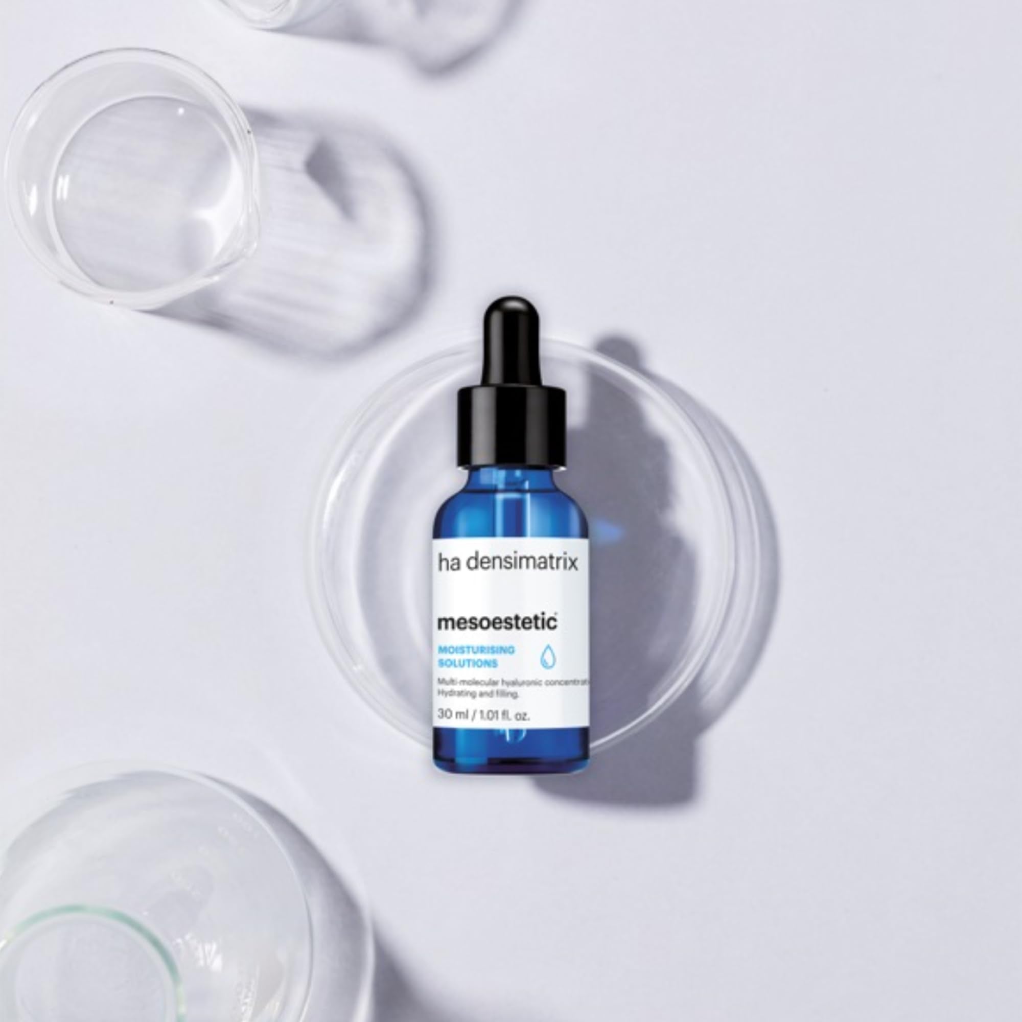 Le flacon clair facilite l’utilisation quotidienne du Mesoestetic HA Densimatrix Concentrate.