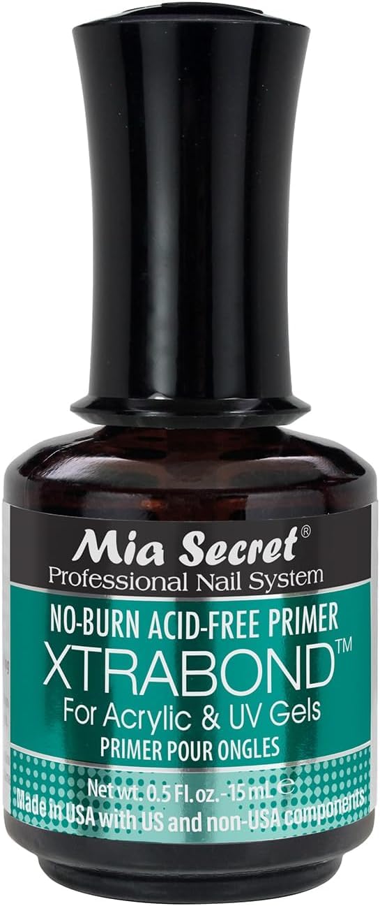 Mia Secret Primer sans brûlure, premier plan montrant l’application sur les ongles et adhérence renforcée.