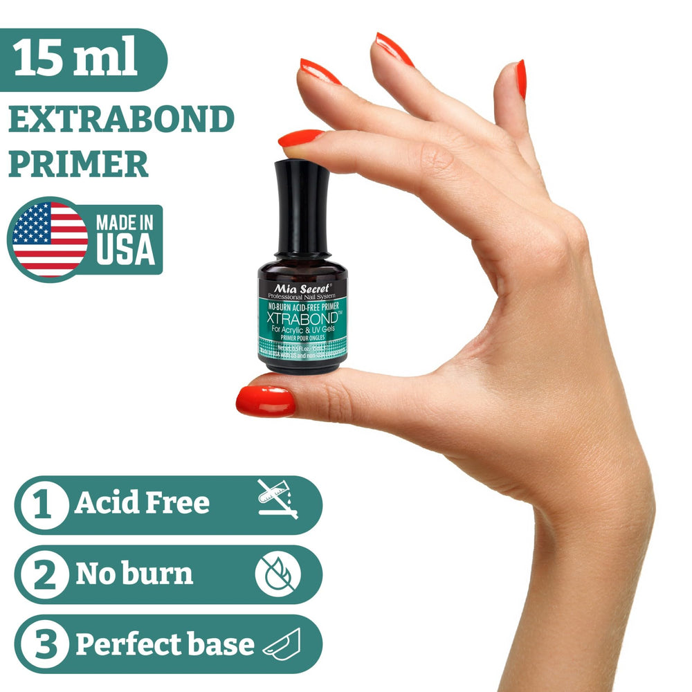 Mia Secret Primer sans acide, premier plan présentant une base prête pour ongles acryliques et gel.