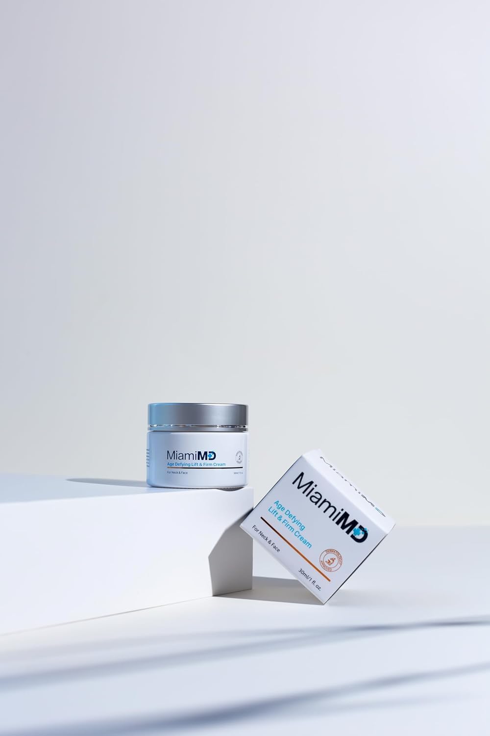 Application visage crème MiamiMD: routine rapide.