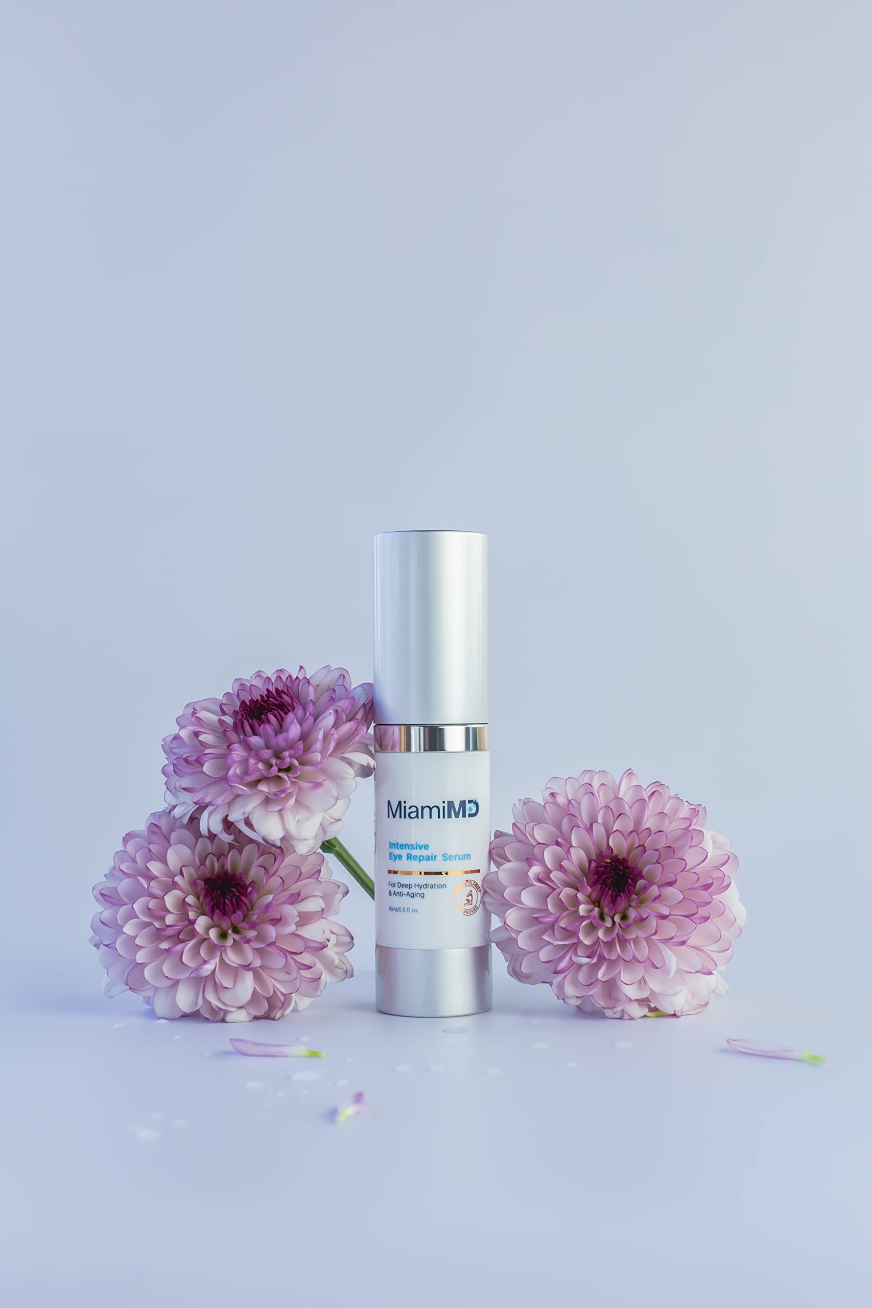Sérum Yeux MiamiMD, texture crème-gel légère, pénètre rapidement sans lourdeur.