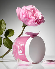 Coiffure avec boucles dynamiques et tenue longue durée grâce à Miche Beauty.