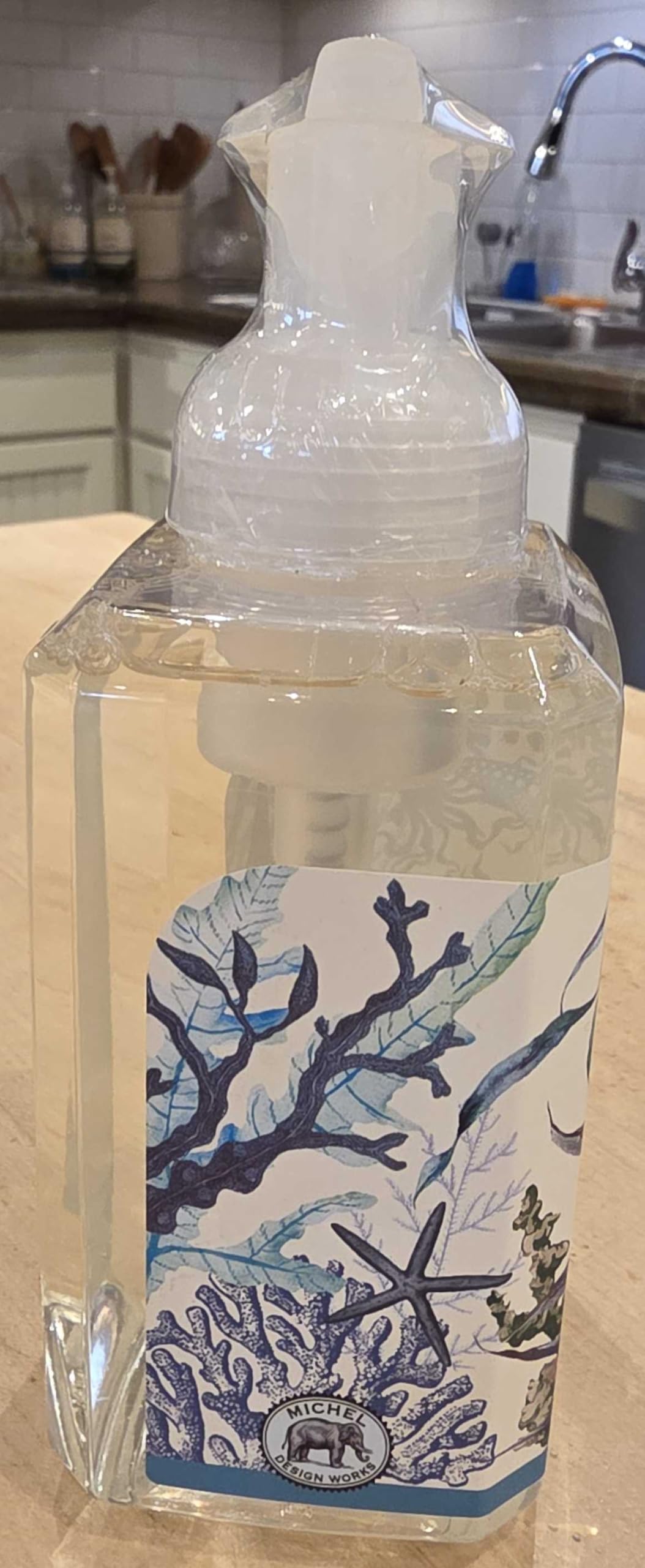 Packaging carré avec médaillon signature, présentation chic et prête à offrir.