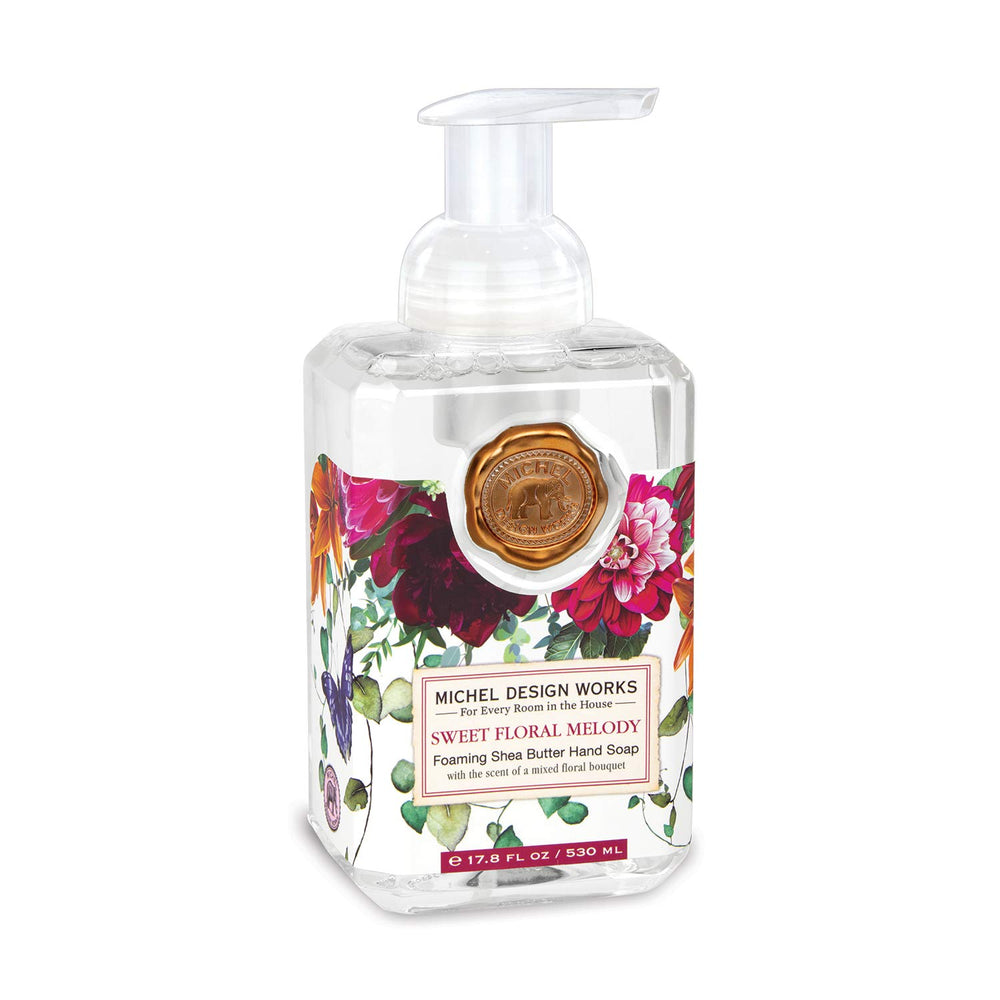 Savon moussant Michel Design Works dans bouteille-pompe au parfum florale doux et rafraîchissant.