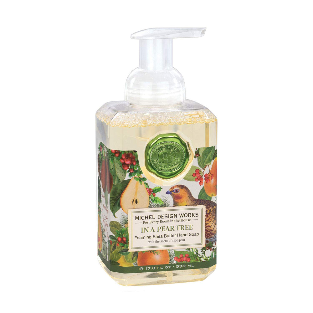 Savon mousse Michel Design Works poire-arbre, flacon élégant et parfum délicat.