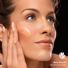 Pompe du serum Microderm GLO Peptide Complex facilitant l’application quotidienne.