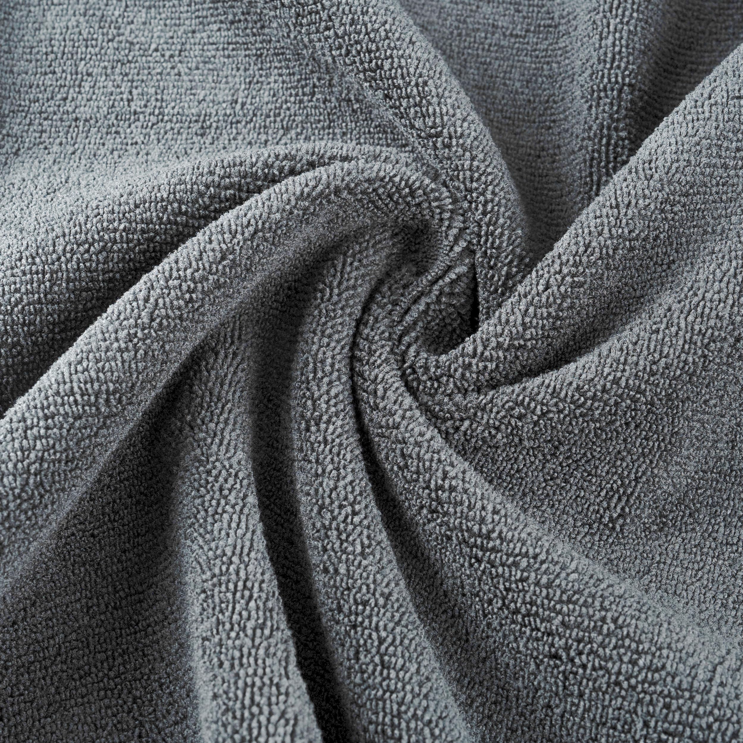 Microfi serviettes en microfibre gris sans peluches, fini lisse après séchage.