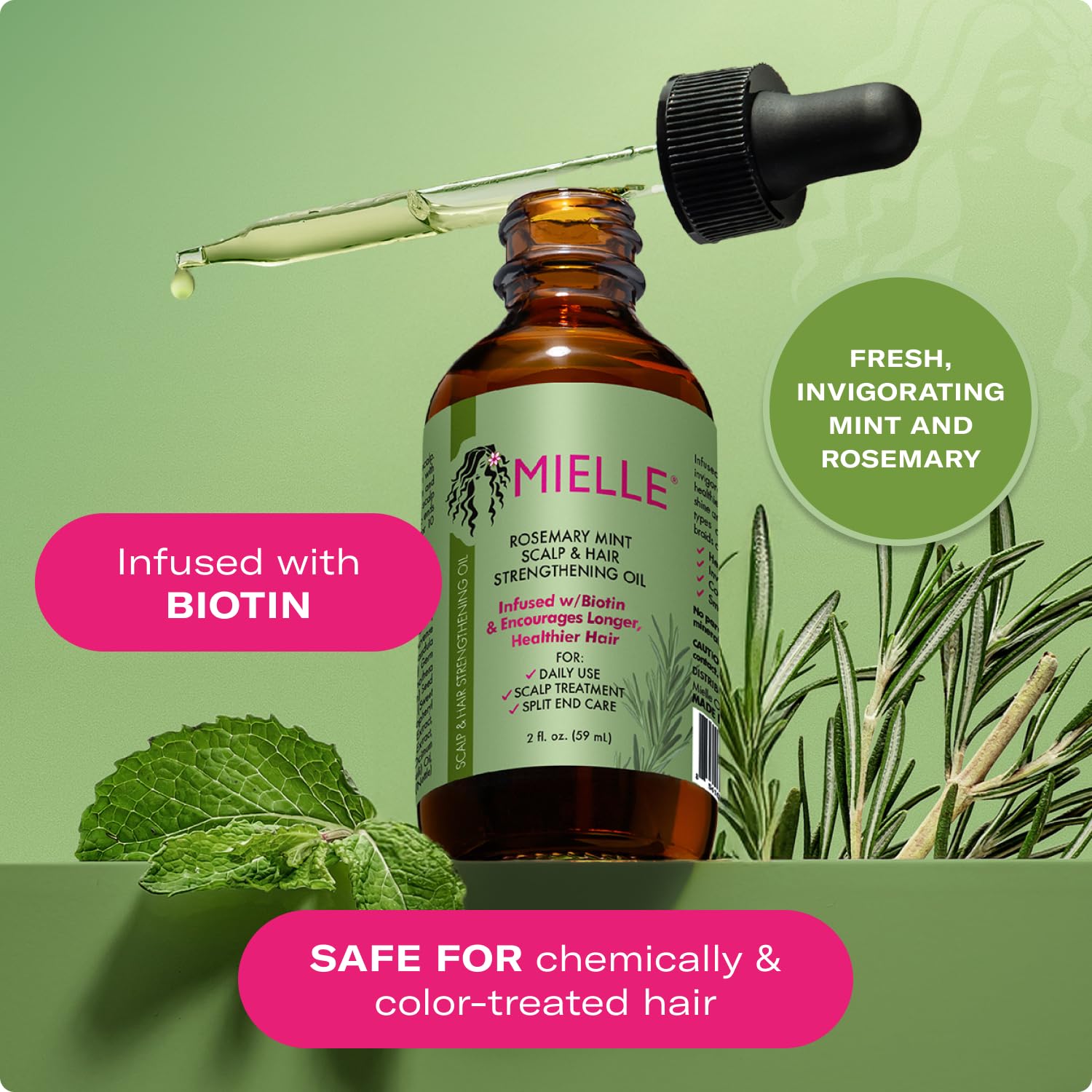 Application pré-lavage de l’huile capillaire Mielle sur les longueurs et pointes.