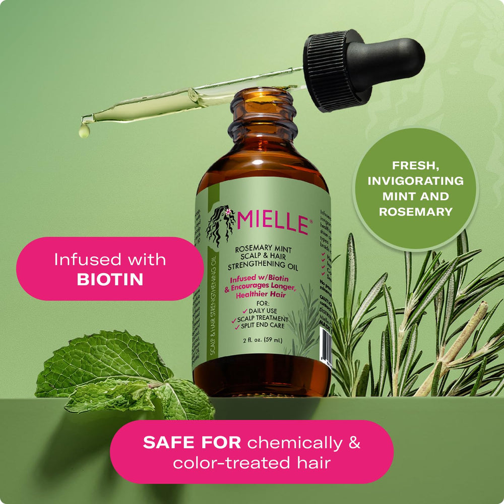 Application pré-lavage de l’huile capillaire Mielle sur les longueurs et pointes.