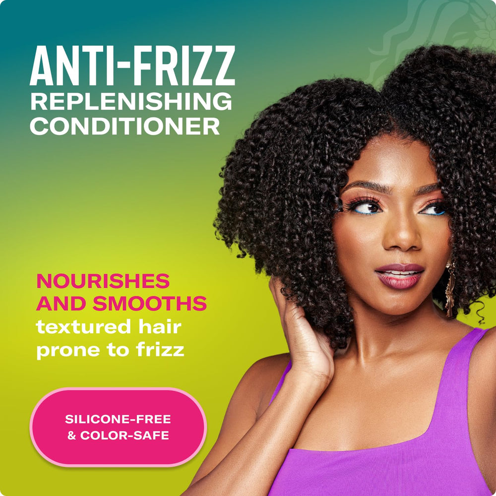 Premier plan démontrant démêlage des cheveux texturés avec Mielle Organics Avocat Tamanu.